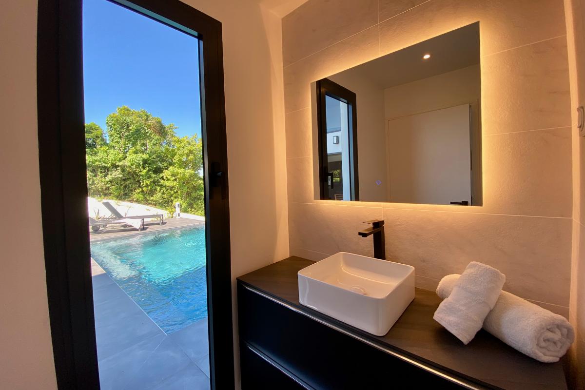 16 Location-villa-martinique_-Salle-d'eau-chambre-1-rdc